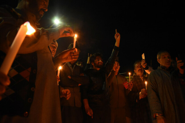 srinagar-india-23rd-apr-2025-people-light-candles-for-the-pahalgam-massacre-victims-during-a-protest-kashmir-valley-observed-shutdown-after-terror-attack-at-a-tourist-location-in-pahalgam-in-sout