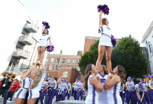 Cheer leaders-18_90732397