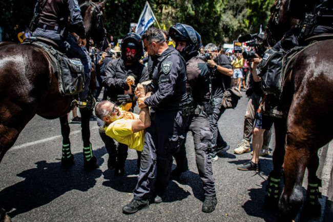 tel-aviv-israel-17th-aug-2025-israeli-police-officers-carry-a-protester-during-a-demonstration-they-call-on-israeli-prime-minister-benjamin-netanyahu-to-end-the-war-in-gaza-and-to-release-all-50