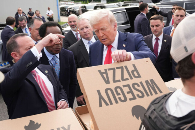president-donald-trump-looks-at-a-pizza-as-he-meets-with-members-of-law-enforcement-and-national-guard-soldiers-thursday-aug-21-2025-in-washington-ap-photojacquelyn-martin
