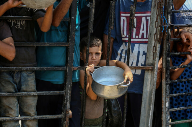 250819-gaza-aug-19-2025-xinhua-displaced-palestinians-wait-to-receive-free-food-in-the-west-of-gaza-city-on-aug-10-2025-as-the-world-humanitarian-day-is-marked-across-countries-on-tue