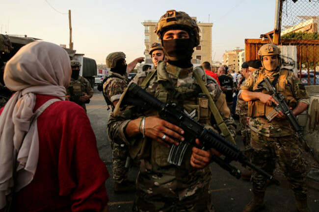 beirut-lebanon-21st-aug-2025-lebanese-army-soldiers-secure-the-entrance-of-palestinian-refugee-camps-of-burj-al-brajneh-as-palestinian-factions-palestinian-started-handing-over-under-a-government