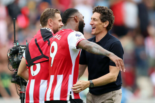 brentfords-igor-thiago-and-manager-keith-andrews-right-celebrate-after-the-premier-league-match-at-the-gtech-community-stadium-in-brentford-london-picture-date-saturday-august-23-2025