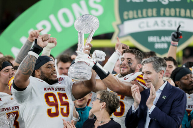 domonique-orange-lifts-the-trophy