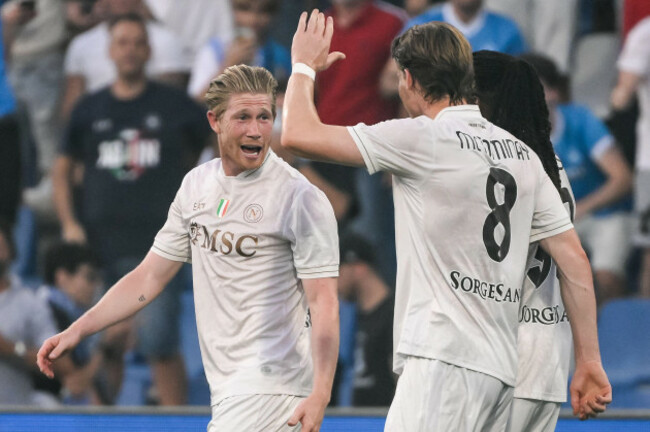 reggio-emilia-italy-24th-aug-2025-kevin-de-bruyne-of-ssc-napoli-celebrates-with-scott-mctominay-after-scoring-the-goal-of-0-2-during-the-serie-a-20252026-football-match-between-us-sassuolo-and-ss