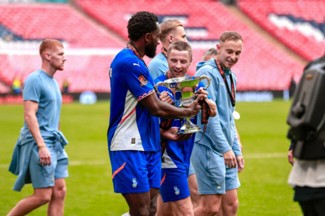jordan-rossiter-15-oldham-athletic-hands-the-trophy-to-manny-monthe-6-oldham-athletic-during-the-vanarama-national-league-playoff-final-2025-between-oldham-athletic-and-southend-united-at-wembley