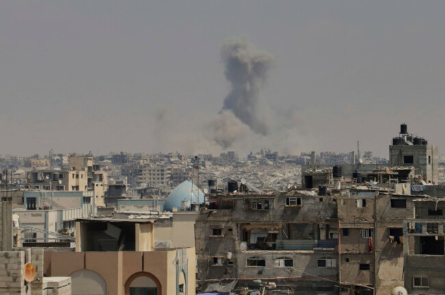 smoke-rises-to-the-sky-following-an-israeli-military-strike-in-khan-younis-in-the-gaza-strip-thursday-aug-21-2025-ap-photomariam-dagga