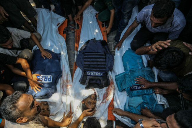khan-younis-palestinian-territories-26th-aug-2025-palestinians-mourn-the-death-of-a-journalist-who-was-killed-in-an-israeli-strike-on-nasser-hospital-in-khan-yunis-gazas-civil-defence-agency-sai