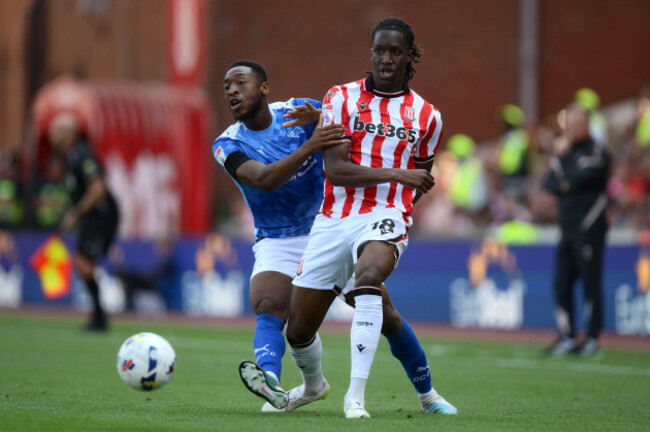derby-countys-ebou-adams-left-and-stoke-citys-bosun-lawal-battle-for-the-ball-during-the-sky-bet-championship-match-at-bet365-stadium-stoke-on-trent-picture-date-saturday-august-9-2025