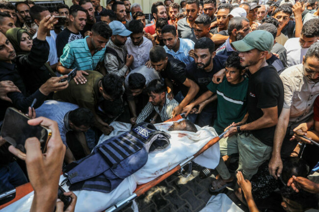khan-younis-palestinian-territories-26th-aug-2025-palestinians-carry-the-body-of-a-journalist-who-was-killed-in-an-israeli-strike-on-nasser-hospital-in-khan-younis-gazas-civil-defence-agency-sai