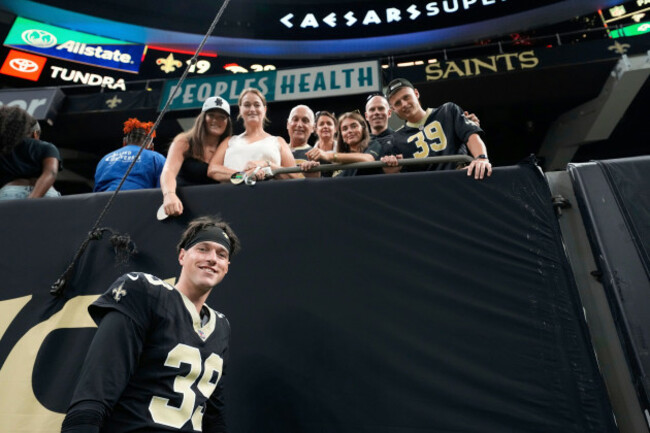 new-orleans-saints-place-kicker-charlie-smyth-39-poses-with-his-family-from-ireland-after-a-preseason-nfl-football-game-against-the-denver-broncos-in-new-orleans-saturday-aug-23-2025-ap-photo