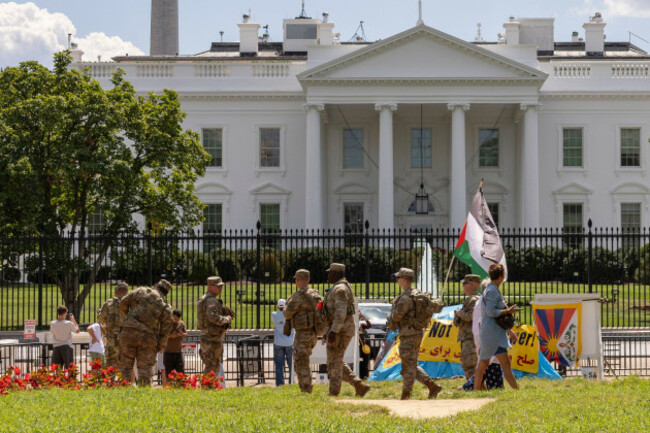 washington-district-of-columbia-usa-28th-aug-2025-the-national-guard-troops-patrol-near-the-white-house-on-august-28-2025-in-washington-dc-following-president-donald-trumps-deployment-of-fede