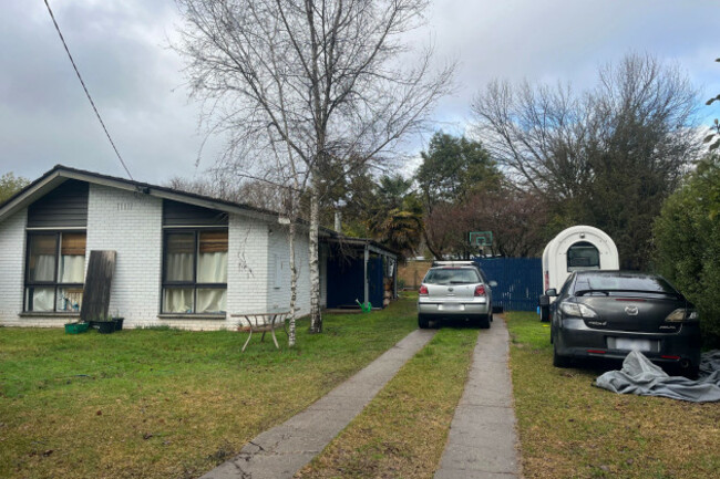 porepunkah-australia-29th-aug-2025-editors-note-the-image-has-been-digitally-altered-to-blur-licence-plates-a-house-where-a-woman-and-boy-have-been-arrested-in-porepunkah-tuesday-august-26-2