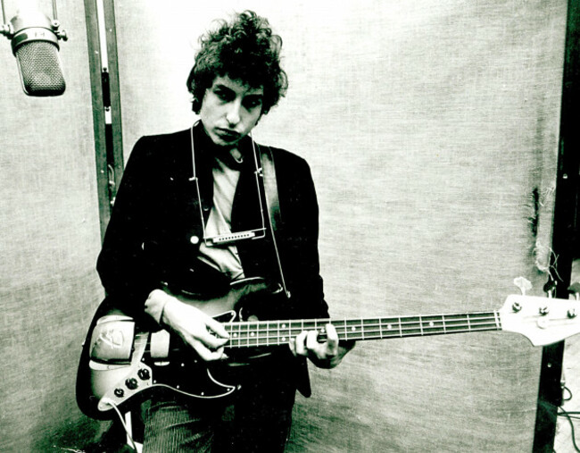 new-york-ny-usa-13th-oct-2016-file-photo-dated-january-13-15-1965-bob-dylan-plays-a-fender-jazz-bass-with-the-harmonica-around-his-neck-while-recording-his-album-bringing-it-all-back-home-o