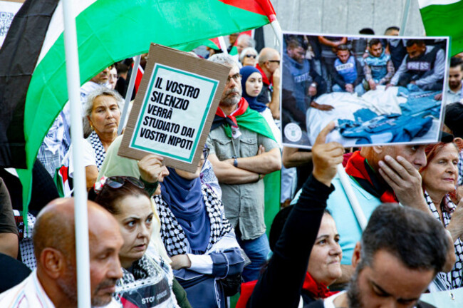 milano-italia-30th-aug-2025-corteo-pro-palestina-con-presidio-sotto-la-sede-rai-milano-italia-cronaca-sabato-29-agosto-2025-foto-di-marco-otticolapresse-pro-palestine-procession-with-garr