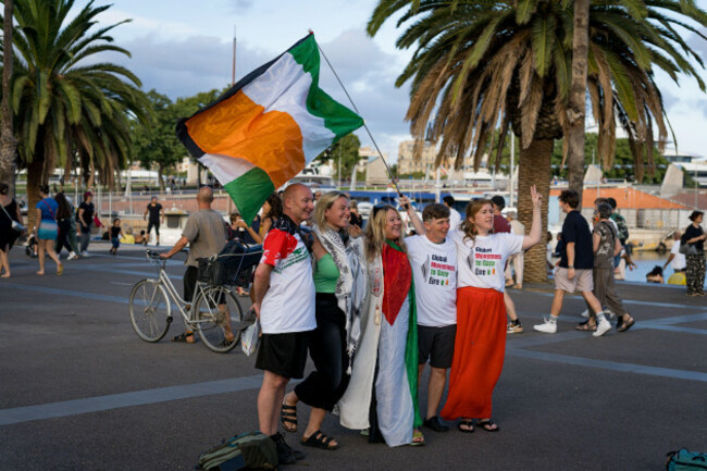 barcelona-spain-30th-aug-2025-a-group-of-irish-people-carrying-the-flags-of-ireland-and-palestine-are-seen-during-an-event-in-support-of-the-global-sumud-flotilla-more-than-20-boats-will-leave-th