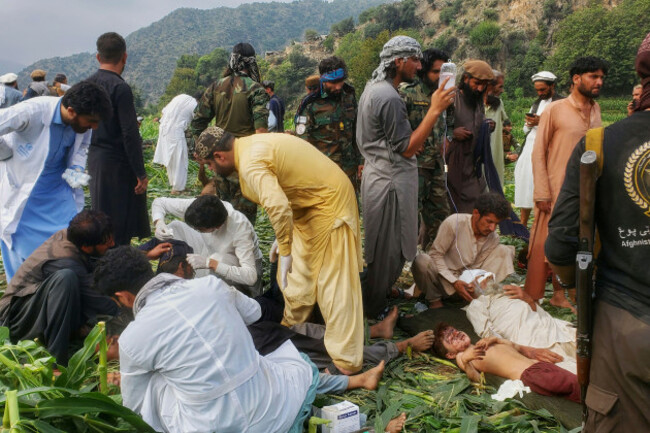 civil-defense-workers-locals-and-army-soldiers-prepare-to-evacuate-injured-victims-of-an-earthquake-that-killed-hundreds-and-destroyed-numerous-villages-in-eastern-afghanistan-in-mazar-dara-kunar