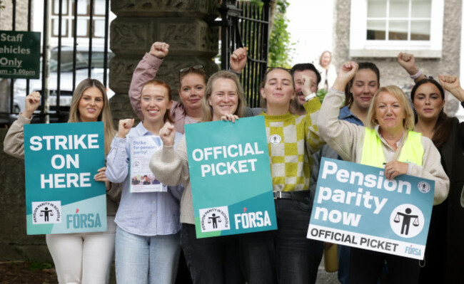 744Pickets at School_90733104