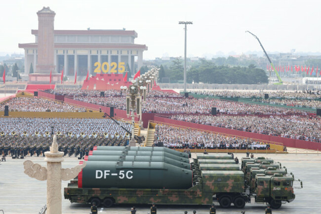 beijingchina-3rd-september-2025-chinas-liquid-fueled-intercontinental-strategic-nuclear-missiles-dongfeng-5c-which-have-a-global-strike-range-pass-through-tiananmen-square-during-the-v-day-milit