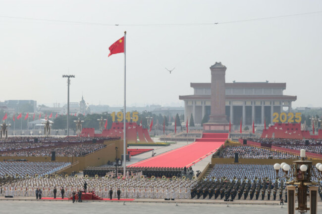 beijingchina-3rd-september-2025-a-national-flag-raising-ceremony-is-held-at-tiananmen-square-during-a-grand-gathering-to-mark-the-80th-anniversary-of-the-victory-of-the-chinese-peoples-war-of-resi