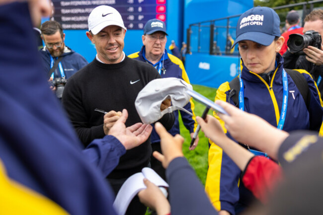 rory-mcilroy-signs-autographs-for-fans