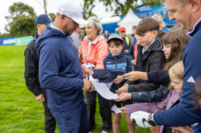 brooks-koepka-signs-autographs-for-fans