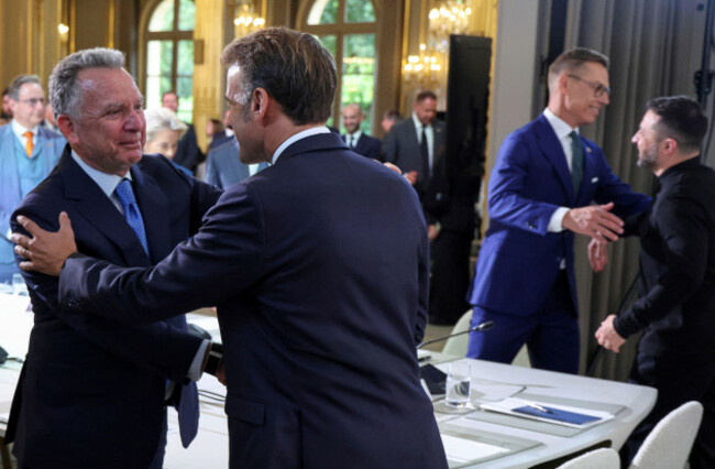 white-house-special-envoy-steve-witkoff-left-shakes-hand-with-frances-president-emmanuel-macron-during-a-summit-on-ukraine-at-the-elysee-palace-in-paris-france-thursday-sept-4-2025-ludovic