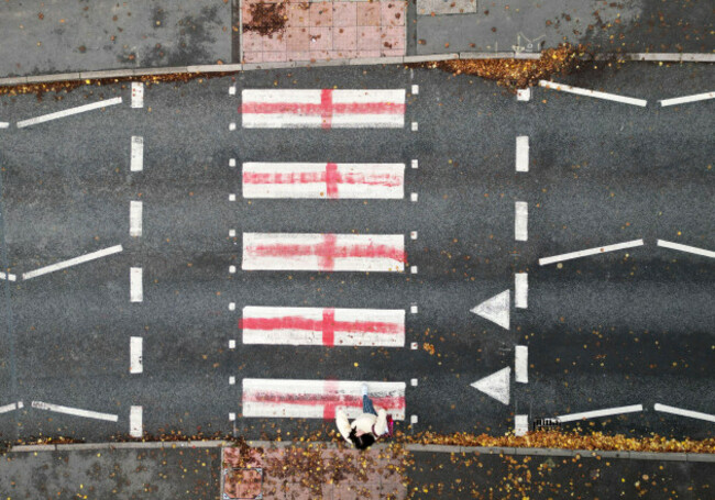 whitwick-leicestershire-uk-4th-september-2025-a-pedestrian-walks-across-a-pelican-crossing-painted-with-the-england-flag-because-of-the-political-campaign-oraise-the-colourso-supporters-of-the-c