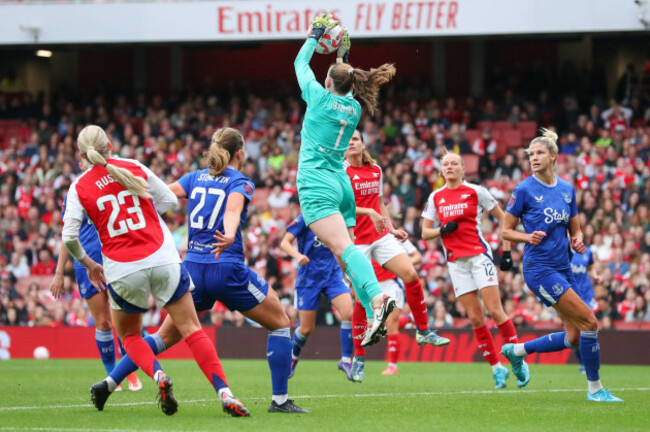 courtney-brosnan-of-everton-makes-a-save-during-the-the-fa-womens-super-league-match-arsenal-women-vs-everton-women-at-emirates-stadium-london-united-kingdom-6th-october-2024photo-by-izzy-poles