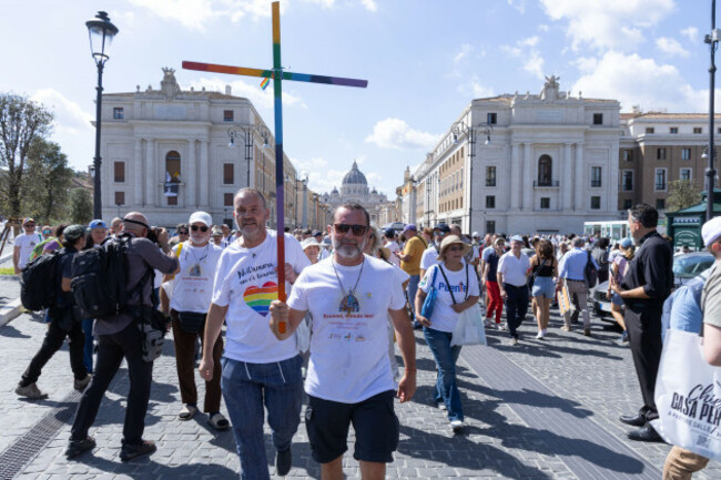 rome-italy-06th-sep-2025-jubilee-pilgrimage-organized-by-several-lgbtq-catholic-associations-to-st-peters-basilica-in-rome-credit-independent-photo-agencyalamy-live-news
