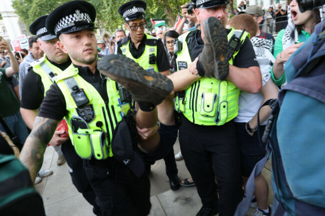 london-uk-06-sep-2025-police-arrest-protesters-in-parliament-square-during-a-defend-our-juries-demonstration-in-support-of-palestine-action-among-those-detained-was-mike-higgins-a-blind-disabled