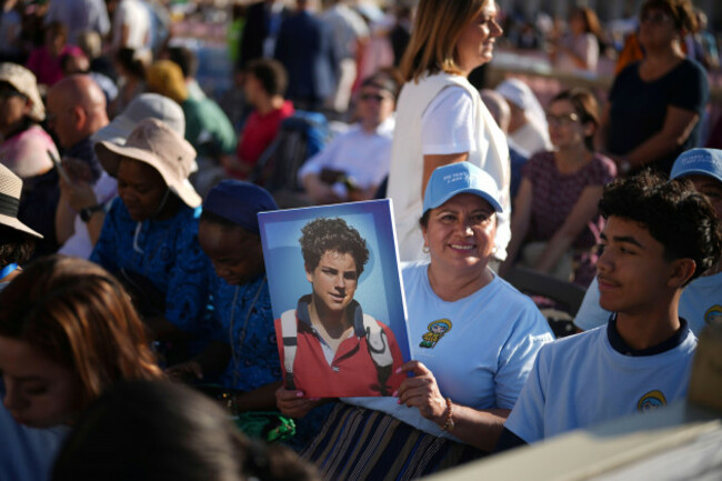 pilgrims-arrive-with-a-portrait-of-carlo-acutis-for-the-canonization-mass-of-carlo-acutis-and-pier-giorgio-frassati-in-st-peters-square-at-the-vatican-sunday-sept-7-2025-ap-photoandrew-medichi