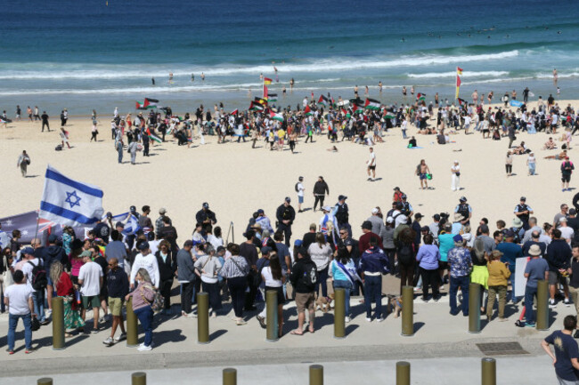 sydney-australia-7th-september-2025-police-tried-to-keep-rival-jewish-and-pro-palestine-groups-separate-at-bondi-beach-an-area-with-a-high-jewish-population-when-pro-palestine-protesters-organise