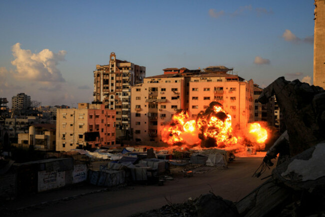 gaza-palestine-7th-sep-2025-int-the-moment-israeli-warplanes-targeted-the-al-ruya-residential-building-west-of-gaza-city-september-07-2025-gaza-palestine-israeli-warplanes-targeted-the-al