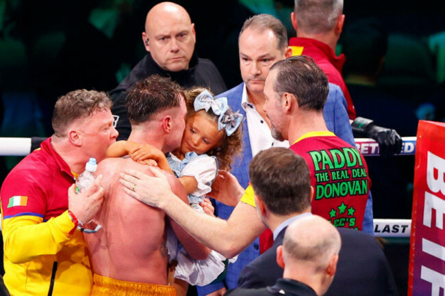 belfast-northern-ireland-1st-march-2025-sse-arena-belfast-northern-ireland-ibf-welterweight-final-eliminator-lewis-crocker-versus-paddy-donovan-paddy-donovan-gives-his-daughter-a-hug-and-kiss