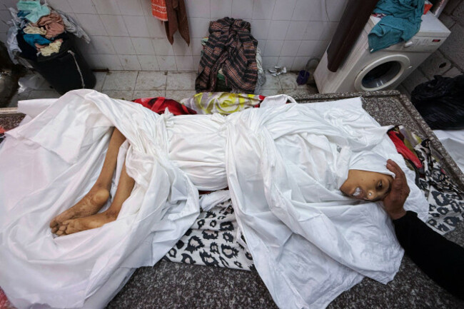 palestinians-mourn-the-body-of-21-year-old-shaimaa-al-ashram-at-al-aqsa-martyrs-hospital-palestinians-mourn-the-body-of-21-year-old-shaimaa-al-ashram-at-al-aqsa-martyrs-hospital-in-deir-al-balah-cent