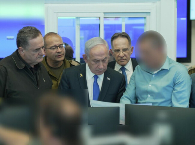 250909-jerusalem-sept-9-2025-xinhua-israeli-prime-minister-benjamin-netanyahu-c-and-defense-minister-israel-katz-1st-l-are-seen-at-a-command-center-in-israel-on-sept-9-2025-israel