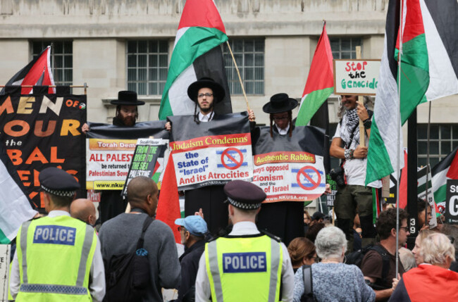 london-uk-9th-september-2025-pro-palestinian-protest-outside-downing-street-against-the-arrival-of-israeli-president-isaac-herzog-shortly-after-israel-attacked-hamas-leaders-in-doha-uk-pm-keir-sta