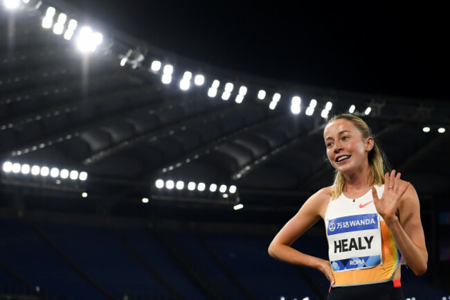 sarah-healy-celebrates-winning-the-race