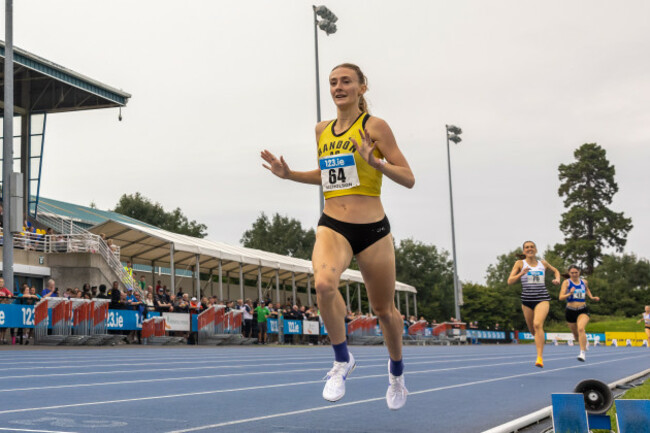 laura-nicholson-wins-the-senior-womens-1500m