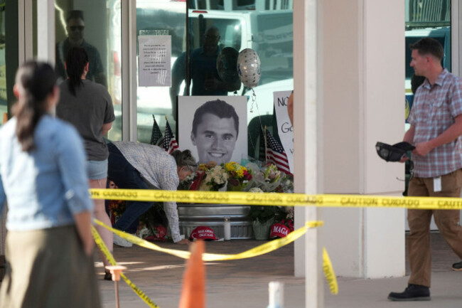 well-wishers-pay-their-respects-at-a-makeshift-memorial-at-the-national-headquarters-of-turning-point-usa-after-the-shooting-death-of-charlie-kirk-ceo-of-the-organization-during-a-utah-college-event