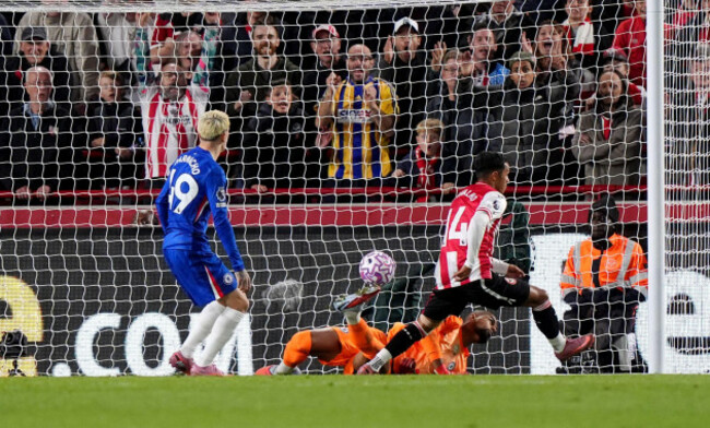 brentfords-fabio-carvalho-scores-their-sides-second-goal-of-the-game-during-the-premier-league-match-at-the-gtech-community-stadium-london-picture-date-saturday-september-13-2025