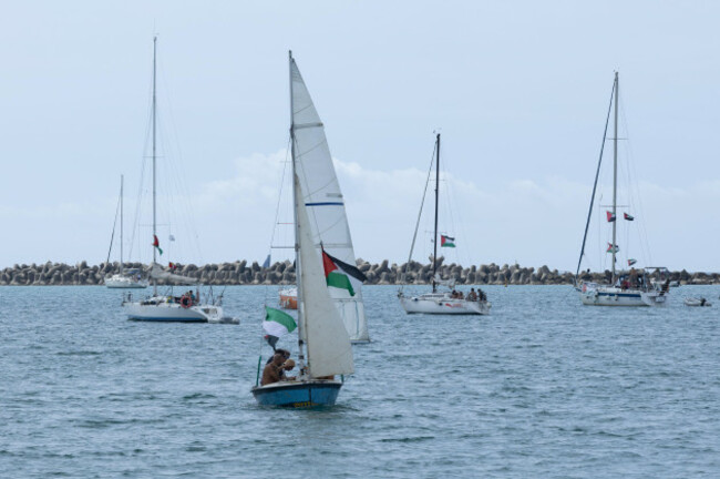 rome-italy-14th-sep-2025-sailing-boats-with-palestinian-flags-on-the-sea-of-fiumicino-near-rome-in-support-of-the-global-sumud-flotilla-and-f-lotta-credit-independent-photo-agencyalamy-live-n