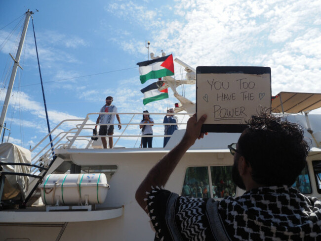 barcelona-barcelona-spain-31st-aug-2025-thousands-of-people-gathered-to-bid-farewell-to-the-activists-bringing-humanitarian-aid-to-gaza-credit-image-aaron-herediazuma-press-wire-edito