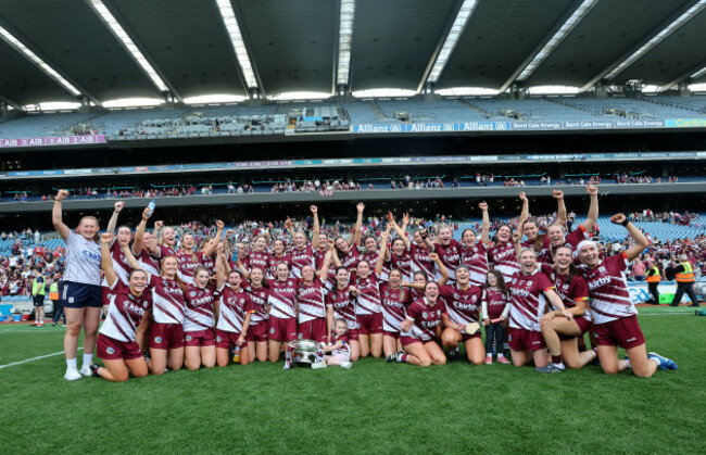 galway-players-celebrate-with-the-oduffy-cup