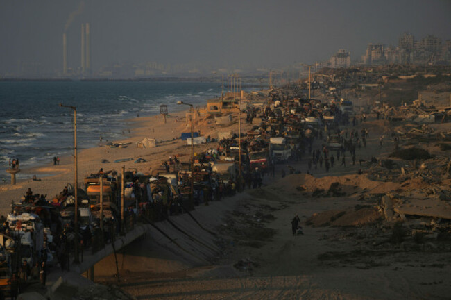 displaced-palestinians-flee-northern-gaza-by-foot-and-in-vehicles-carrying-their-belongings-along-the-coastal-road-toward-southern-gaza-monday-sept-15-2025-ap-photoabdel-kareem-hana