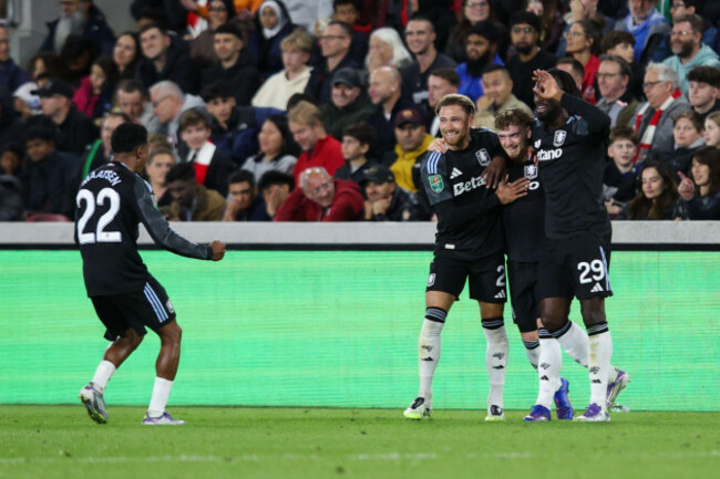 london-uk-16th-sept-2025-harvey-elliott-of-aston-villa-celebrates-scoring-the-opening-goal-with-team-mates-during-the-english-league-cup-third-round-match-between-brentford-fc-and-aston-villa-fc