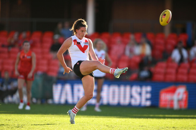 gold-coast-australia-23rd-aug-2025-julie-osullivan-of-the-swans-kicks-a-goal-during-the-aflw-round-2-match-between-the-gold-coast-suns-and-the-sydney-swans-at-people-first-stadium-on-the-gold-coa