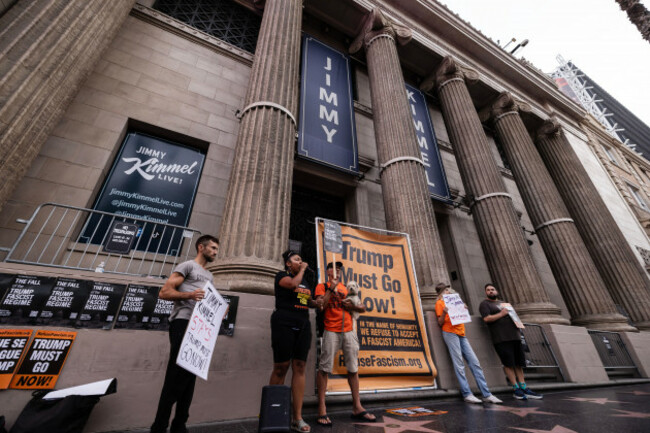 hollywood-usa-17th-sep-2025-a-small-protest-out-front-of-the-jimmy-kimmel-live-studios-in-hollywood-the-jimmy-kimmel-show-was-suspended-by-abc-due-to-kimmels-comments-about-the-charlie-kirk-shoo