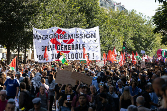 paris-france-18th-sep-2025-general-view-of-a-group-of-protesters-in-the-procession-carrying-a-banner-with-the-message-macron-emmanuel-macron-president-of-the-french-republic-resign-general-s